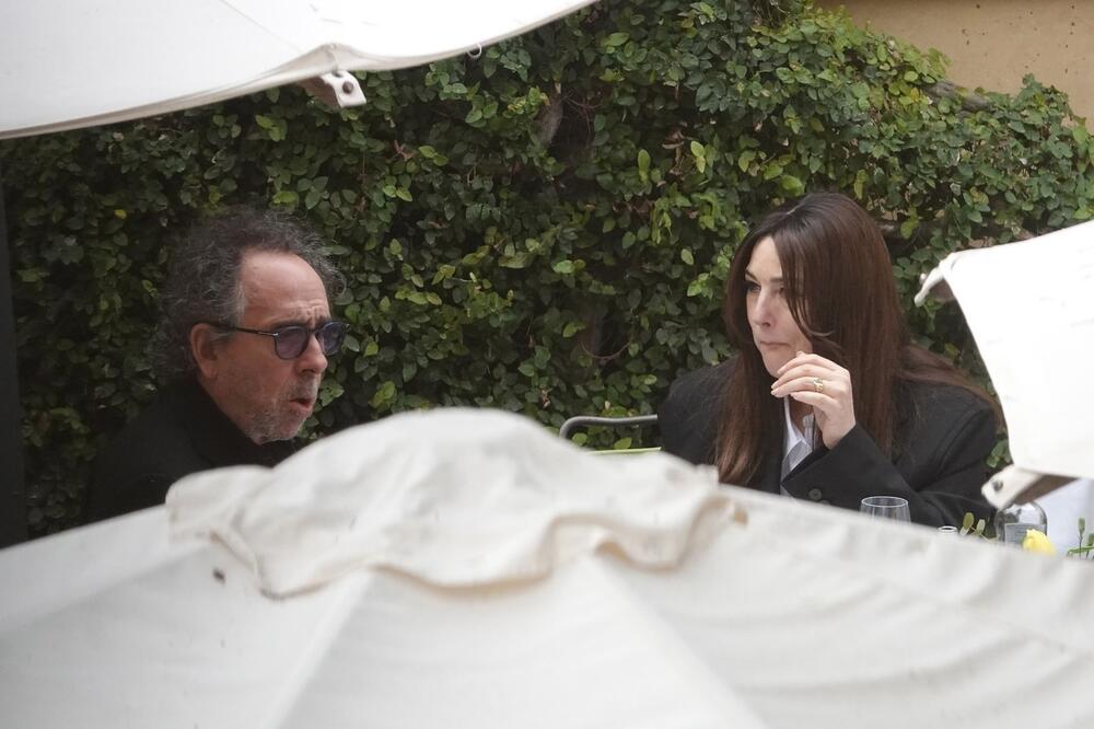 KAD BOGATI ČUDAK NAĐE LEPOTICU ONDA SVI BRUJE O NJIMA: Zanosna breineta prava BOGINJA, bukvalno će vas PATOSIRATI