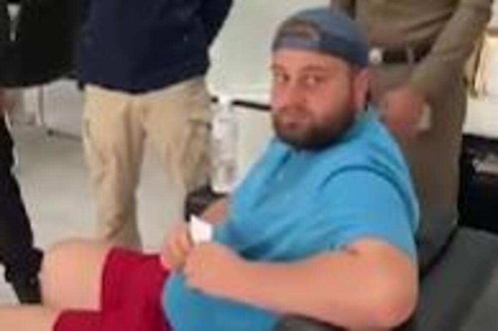 OBEZNANIO SE KAO LETVA, SKINUO SE GO U JAVNOSTI, PA POČEO... Kamera sve SNIMILA, ma da li je OVO MOGUĆE? (VIDEO)