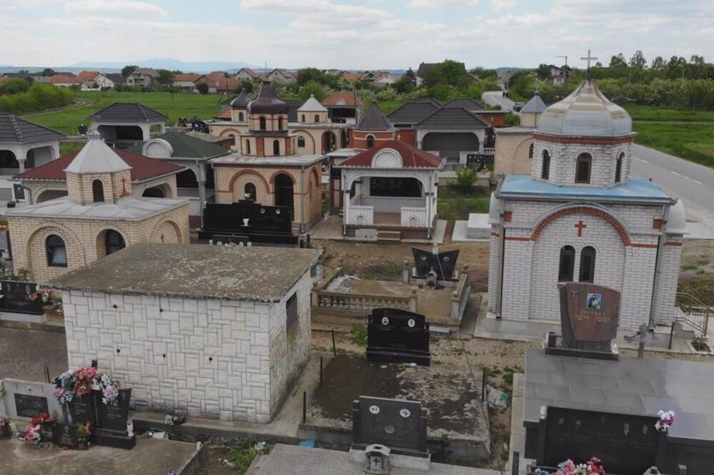 NA OVOM SRPSKOM GROBLJU NE KOPAJU RAKU NEGO ZIDAJU LUKSUZNA ZDANJA: Sve u staklu pa na 3 sprata za "onaj svet" FOTO