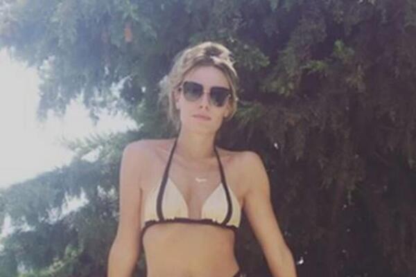 Fatalna voditeljka pokazala koliko je jaka: Pozirala u minijaturnom bikiniju i razbudila maštu muškom rodu