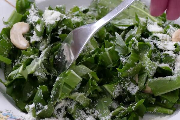 SALATA OD SREMUŠA OD KOJE ĆETE BITI "ZDRAVI KAO DREN": Prava PROLEĆNA BOMBA, ukusnija od svake koju ste probali