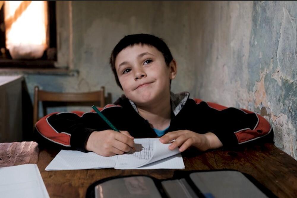 MALOG MILOŠA PITALI ŠTA NAJVIŠE VOLI DA CRTA, A ZBOG NJEGOVOG ODGOVORA SUZE SAME TEKU: Priča osmočlane porodice