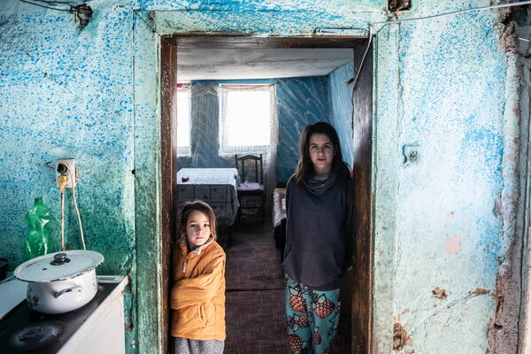 JEDNO DRUGOM DO UVETA, A ŽIVE U NEUSLOVNOJ KUĆI: Pomozimo porodici Šamanc da dobije dom dostojan čoveka (FOTO)