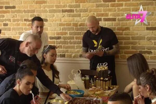 EMOTIVNO DO BOLA, REPER SE RASPAO NA KOMADE! NENADU STIGLO PISMO OD PORODICE: Majka i otac su UZ NJEGA