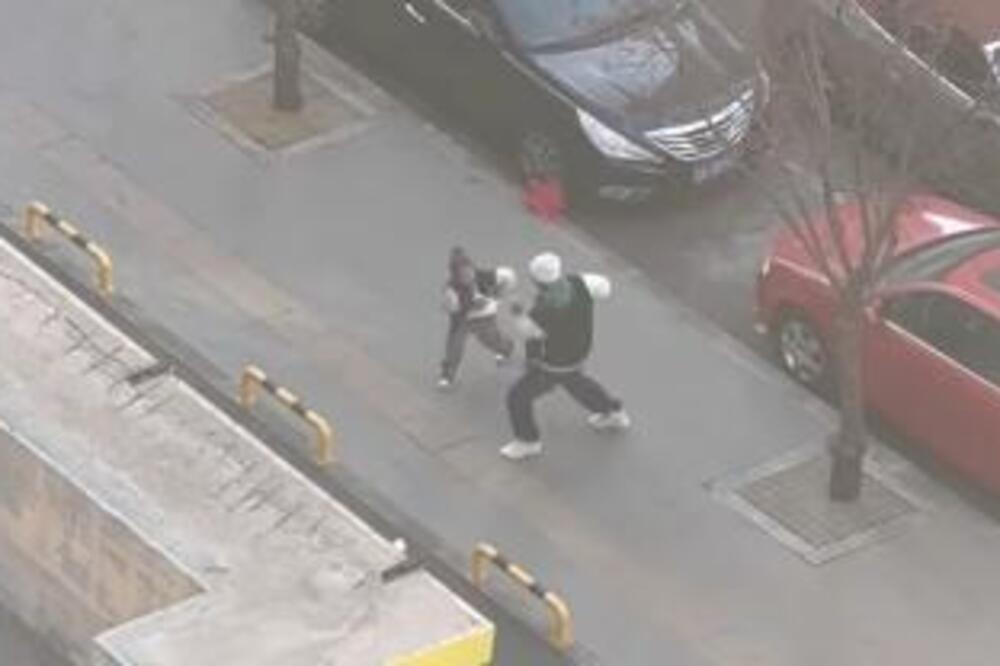 SNIMAK OCA I ĆERKE NASRED ULICE DIRNUO JE MNOGE: "Svaka čast tati" - gledajte šta je URADIO (VIDEO)