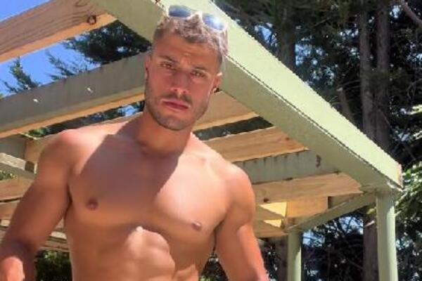 ZGODNI STOLAR SKINUO MAJICU, ŽENE OBLIO ZNOJ KAD SU VIDELE ŠTA RADI: "Odmah idem da razvalim ogradu" - PONUDE PRŠTE