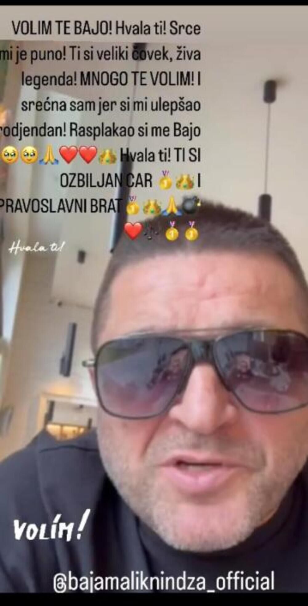 Njoj je među prvim čestitao pevač Baja Mali Knindža