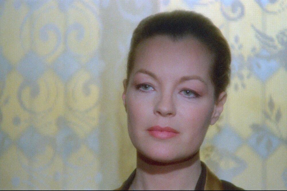 TRAGEDIJA JEDNE LEPOTICE KOJA JE UMRLA OD TUGE: Muškarci su je OBOŽAVALI, a ona je imala baš TEŠKU SUDBINU