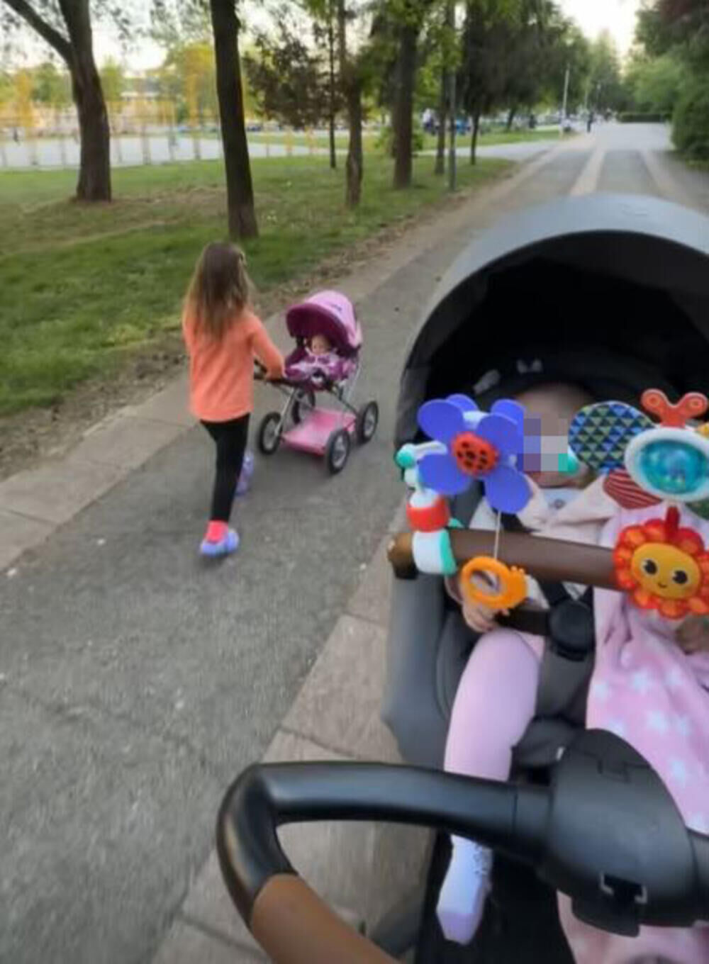 Luna otkrila kako izgleda zajednička šetnja sa ćerkicama, Mia pokupila sve simpatije