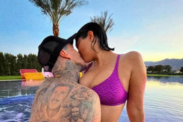 OVA STARLETA PIJE SOPSTVENO IZDOJENO MLEKO: "Upravo sam popila jednu čašu ZA LAKU NOĆ" - slušajte tek razlog