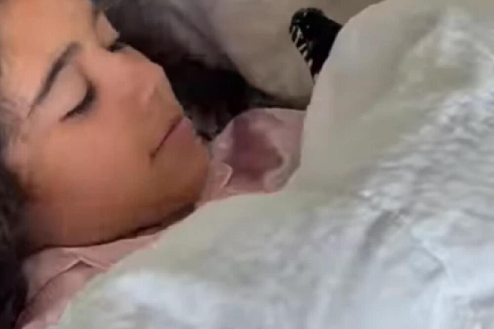 DEVOJČICA JE LEŽALA U KREVETU DOK SE OKO NJE SKRIVALO ČUDOVIŠTE: Otac podigao POKRIVAČ, pa počeo da PANIČI