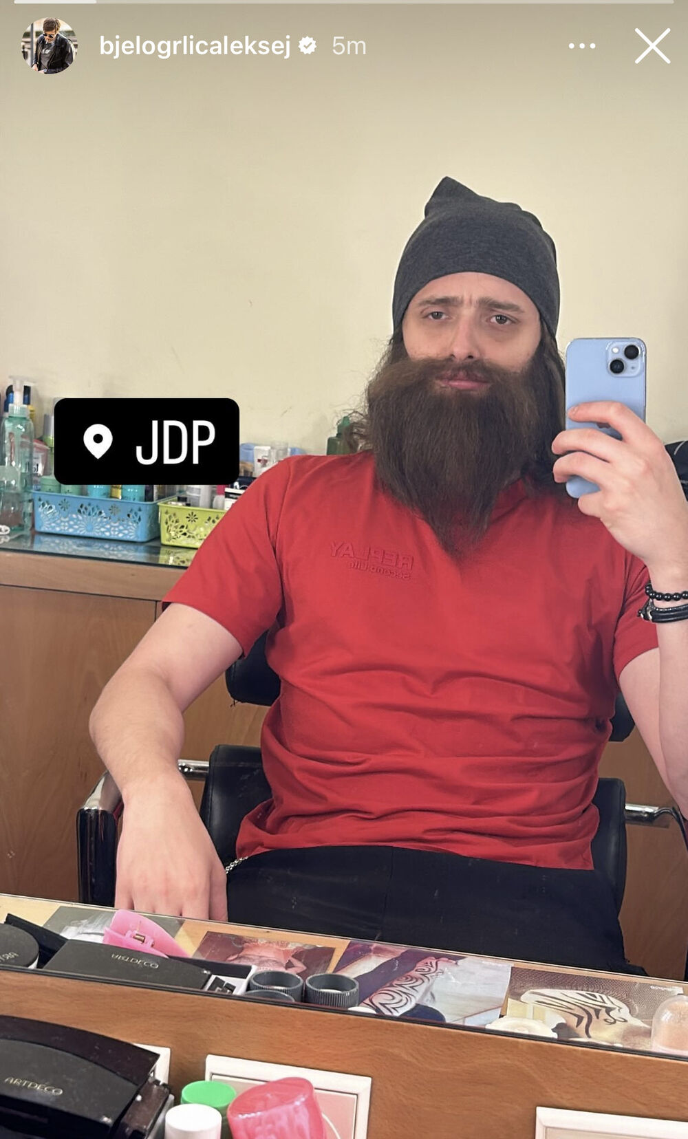  Aleksej pozira ispred ogledala u hit izdanju