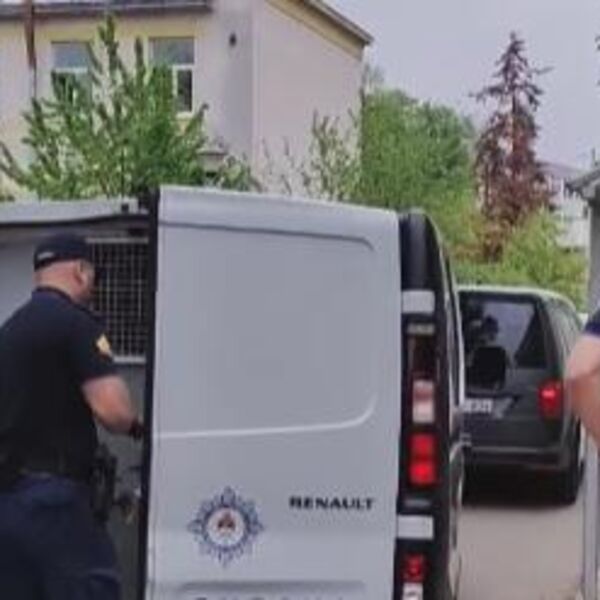 OPSADNO STANJE U BANJALUCI, OPASNI UBICA DOVEZEN U DOM ZDRAVLJA! Za njegovo ime svi u regionu znaju (VIDEO)