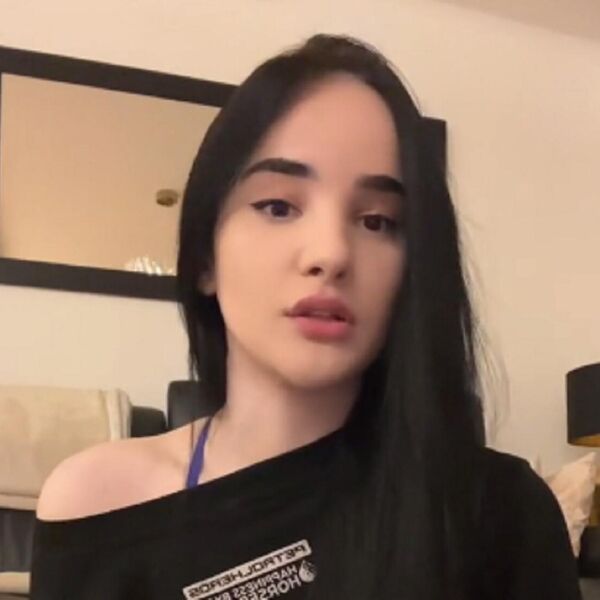 "NISAM MOGLA DA SPAVAM DO PET UJUTRU": Dobila je od obožavaoca POKLON koji tera jezu u kosti, PRETRNULA OD STRAHA