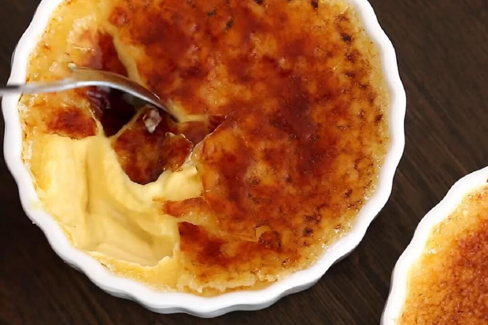 FRANCUSKI DESERT "KREM BRULE" JE TOLIKO KREMAST DA DALJE NEMA: Čarobni VANILA KREM iznutra a spolja HRSKAVI KARAMEL