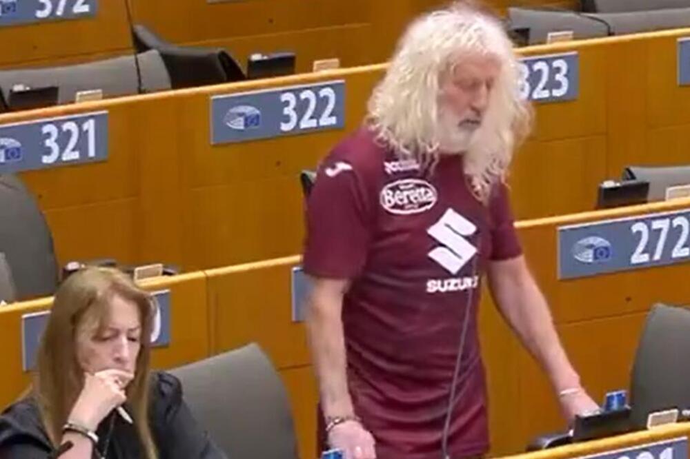 UMESTO DA PRIČA O POLITICI, ON JE ISKORISTIO PRILIKU DA PLJUJE PO KOSTIĆU I VLAHOVIĆU: Gnusne uvrede POLITIČARA!