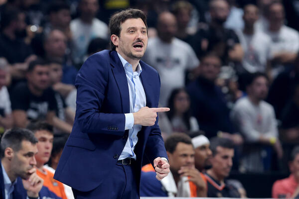 "U NAJBOLJEM GRADU SA VELIKOM ISTORIJOM, U OVOJ ATMOSFERI..." Trener Valensije oduševljen Grobarima i Obradovićem