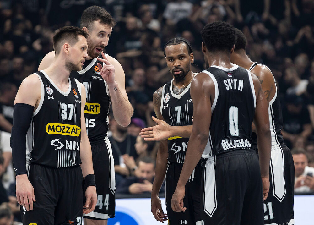 Košarkaši Partizana na meču 