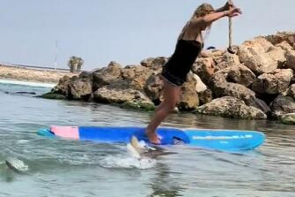 DEVOJKA PALA SA DASKE PRAVO NA GLADNU AJKULU: Ljudi krenuli da VRIŠTE, niko nije smeo da gleda NASTAVAK (VIDEO)