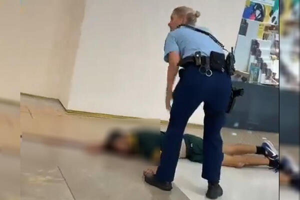 PRATILA GA KROZ TRŽNI CENTAR, IZGOVORILA 2 REČI I ZAPUCALA: Ovo je POLICAJKA koja je ubila napadača u Sidneju! FOTO