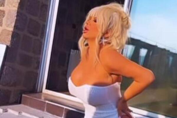 DA LI JE OVO SRPSKA PAMELA ANDERSON? Pokazala JAKE SILIKONE i ŠLIC koji pokazuje BAŠ SVE: Vrela plavuša POKIDALA