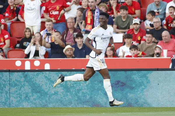 RAJKOVIĆ NIJE NI VIDEO ČUAMENIJEVU BOMBU! Akrobacija Feliksa za slavlje Barselone (VIDEO/FOTO)