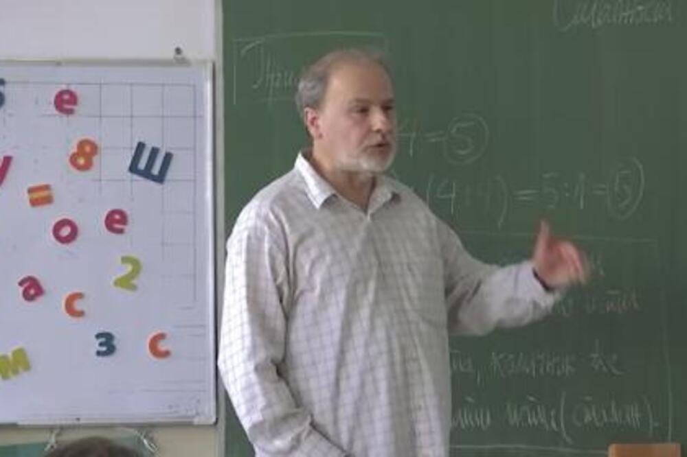 ĐACI U VRANJU ZAHALJUJUĆI UČITELJU MIOMIRU NA ZANIMLJIV NAČIN UČE VAŽNE ŽIVOTNE PORUKE: Ne izostaju ni nagrade