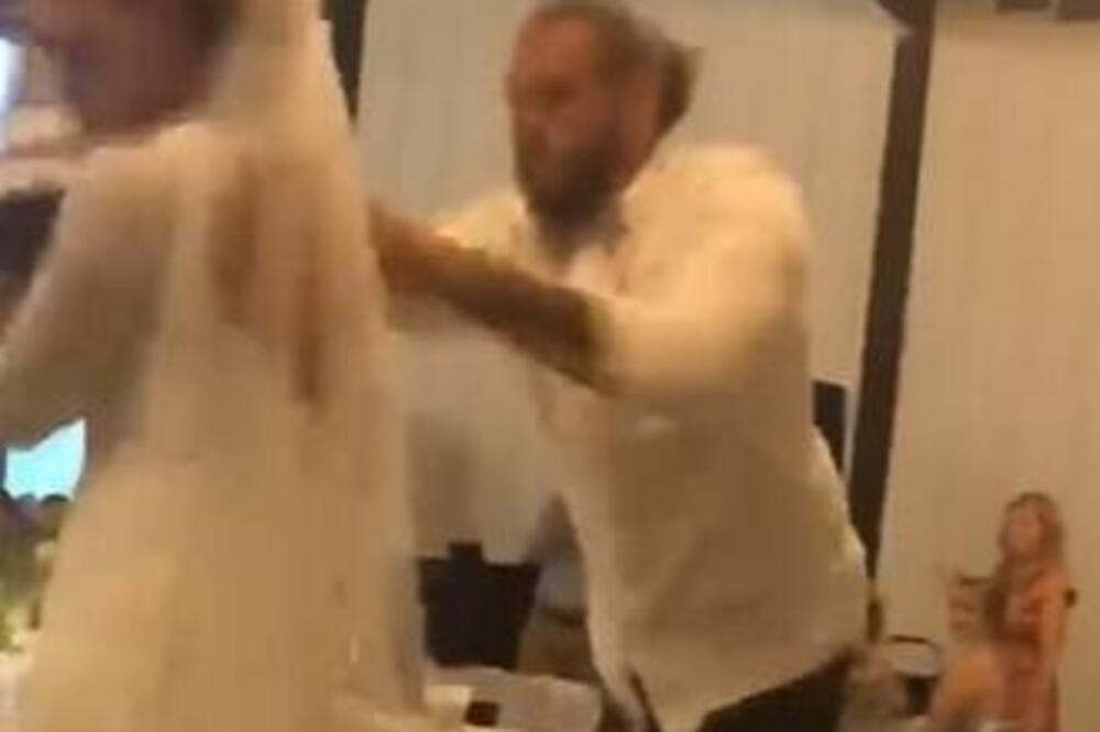 SNIMAK SA SVADBE ZGROZIO SVE: Mladoženja POŠTENO "ROKNUO" mladu, sve joj ZAVRŠILO NA FACI (VIDEO)