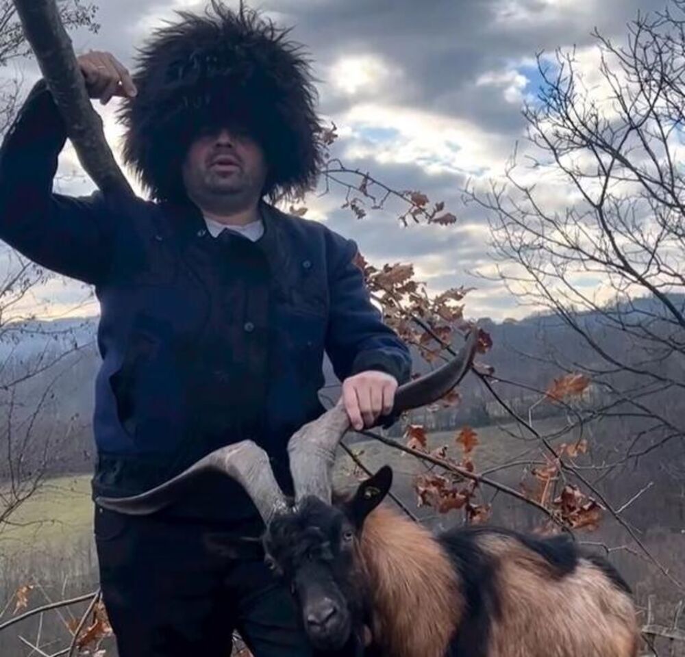 Glumac sa porodicom živi na selu