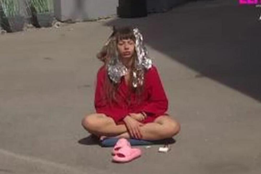 ŠTA JOJ SE DEŠAVA? Prizor iz Elite će vas ZABEZEKNUTI: Miljana sa FOLIJAMA na GLAVI sedi na BETONU i tvrdi OVO