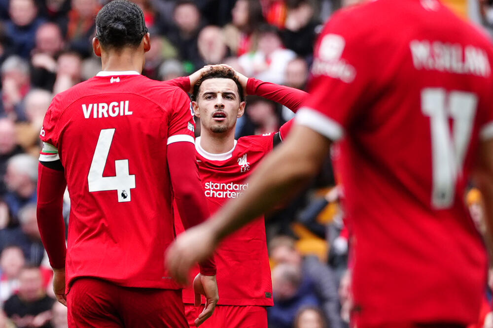 LIVERPUL KIKSNUO U NAJGOREM TRENUTKU: ''Redsi'' PREDALI titulu LJUTOM rivalu!