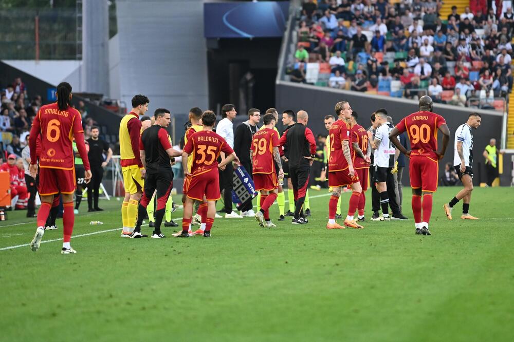 POTRESNE SCENE U ITALIJI: Fudbaler Rome pao na teren i ostao da leži bez svesti!