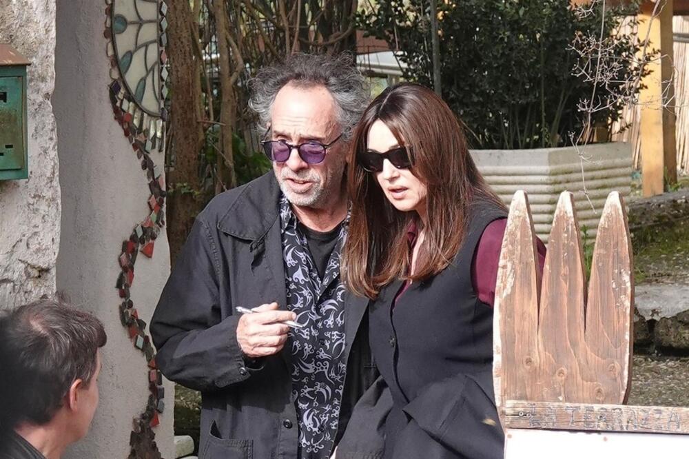 DA LI JE MOGUĆE? Svi bruje o BOGATOM ČUDAKU i LEPOTICI: Maniri se ne mogu KUPITI NOVCEM, ljudi ne veruju ŠTA VIDE