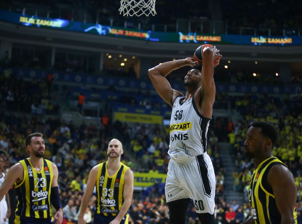 Bruno Kabklo (u sredini) na utakmici Fenerbahčea i Partizana u sezoni 2023/24 Evrolige