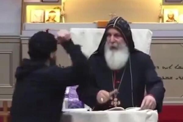 VERNICI DRŽE NAPADAČA KOJI JE IZBO BISKUPA USRED PROPOVEDI: Objavljeni novi snimci horora u Sidneju! (VIDEO)