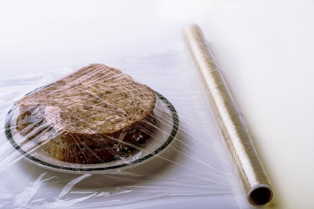 OVAJ TRIK ĆE VAM DEFINITIVNO OLAKŠATI ŽIVOT: Providnu FOLIJU ne držite u fioci, već na OVOM mestu - ŠOKIRAĆETE SE