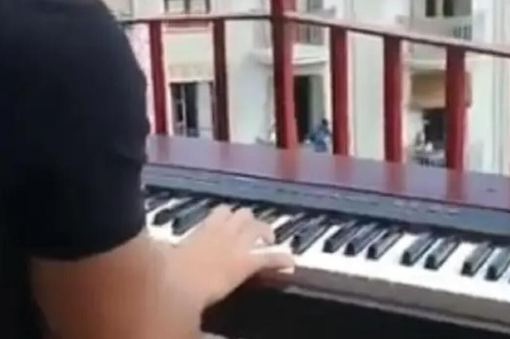 ODNEO JE KLAVIR NA BALKON I POČEO DA SVIRA PESMU IZ TITANIKA: Ono što bidete videli, gledajte na svoju odgovornost