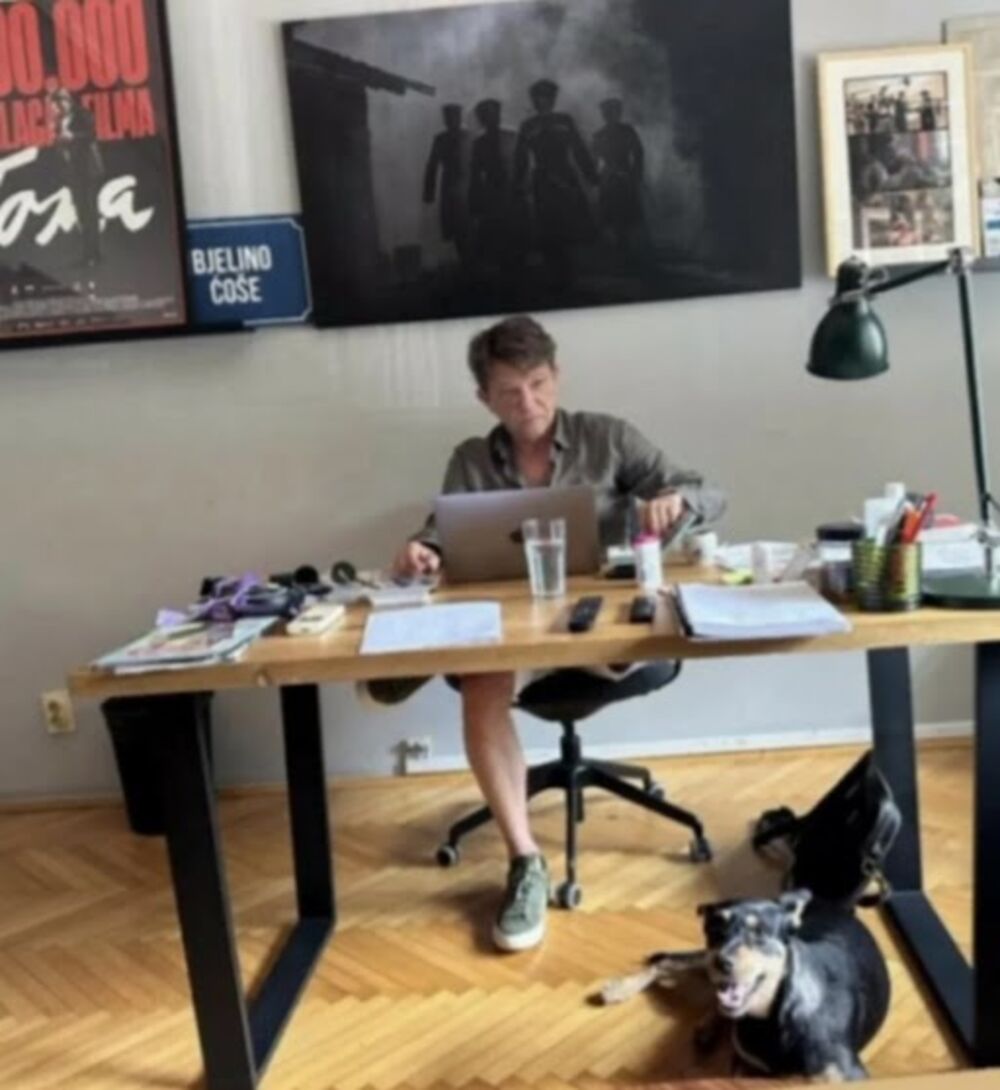 U sobi dominira braon-crna kombinacija, zidovi su svetlosive boje