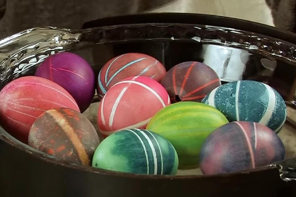 OFARBAJTE JAJA NAJNOVIJOM METODOM I GLEDAJTE MAGIJU: Sve što vam treba su dva GUMICE - prepustite se mašti