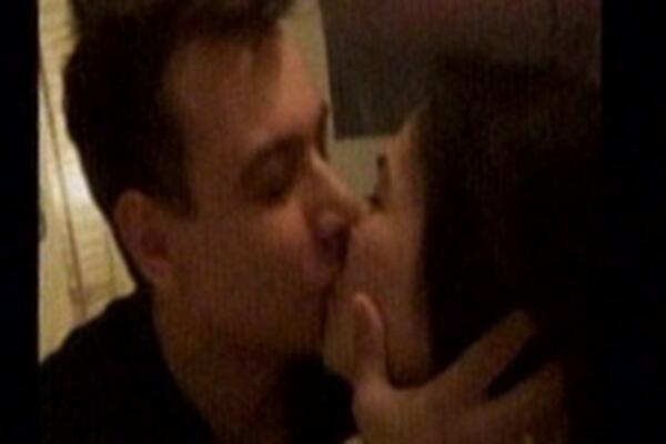 KAKO LI JE NJEGOVOJ DEVOJCI DOK GLEDA KAKO SE LJUBI SA DRUGOM ŽENOM? Malo koja žena bi ovo MIRNO GLEDALA