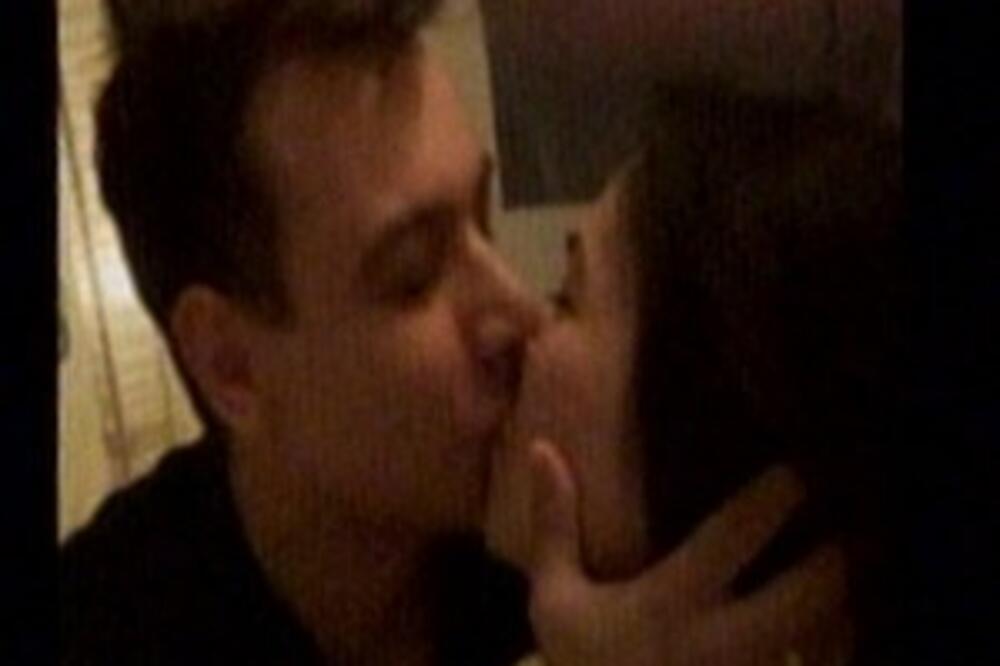 KAKO LI JE NJEGOVOJ DEVOJCI DOK GLEDA KAKO SE LJUBI SA DRUGOM ŽENOM? Malo koja žena bi ovo MIRNO GLEDALA