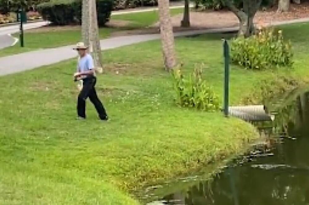 KAMERE ZABELEŽILE JEZIVU SCENU NA JEZERU: Čovek opušteno šetao, a onda je izronila zver! (VIDEO)