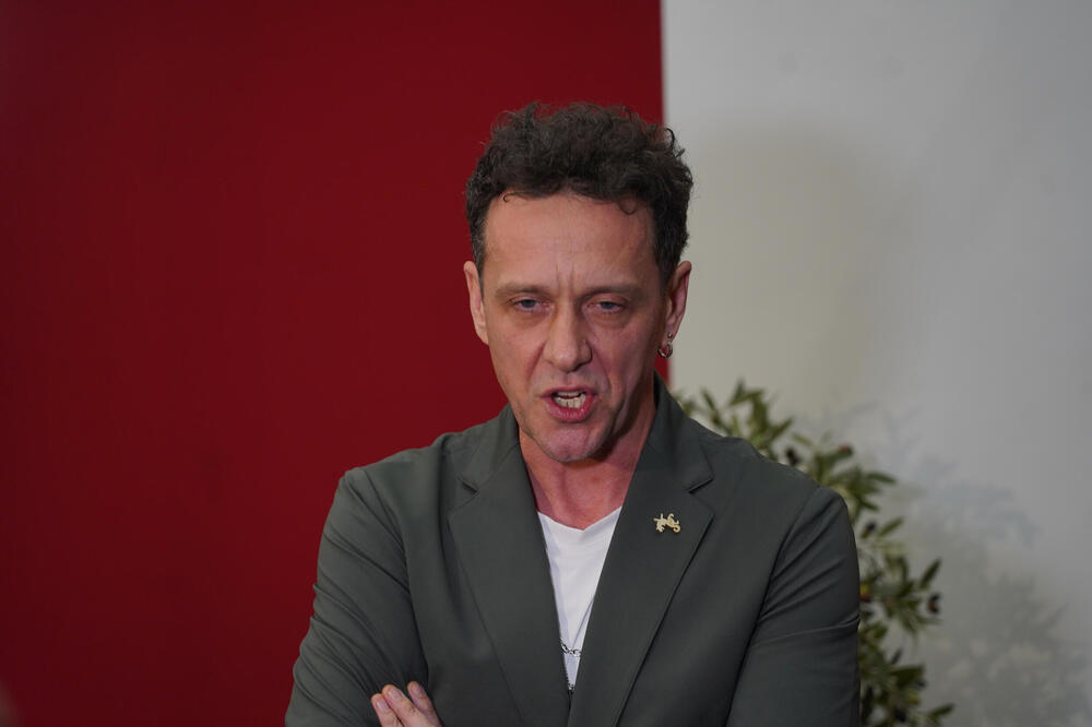 NAKON ŠTO MU JE POSTAVLJENO PITANJE O RAZVODU LONČAREVIĆ SAMO JEDNO PONAVLJAO: Poručio da je SUPER, a onda...