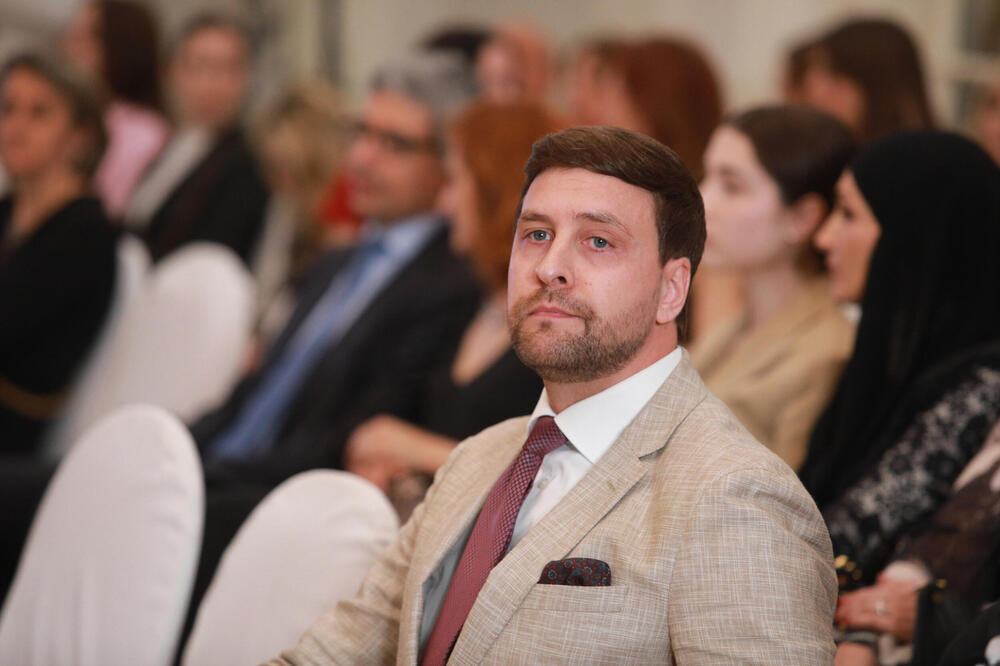 MINISTAR ĐERLEK POKAZAO DA JE MODNI ZNALAC: Pojavio se na modnoj reviji u zanimljivom izdanju (FOTO)