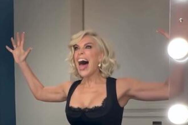 DA LI SE SEĆATE OVE EVROVIZIJSKE VODITELJKE? Bila je ČIST SE*S te godine, a danas izgleda DUPLO BOLJE (FOTO)