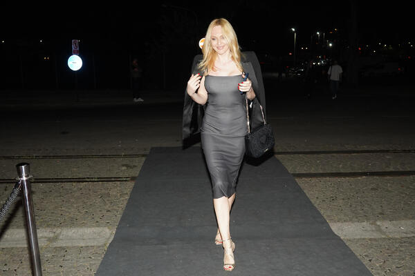 KO JE VATRENA PLAVUŠA (45) KOJA JE BEZ BRUSA ZAPALILA BEOGRAĐANE? Sve se OCRTALO i tako ih ostavila sve ZABEZEKNUTE