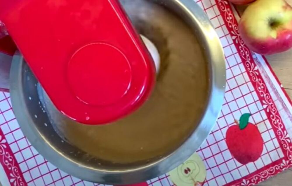 Pravljenje posnog kolača sa grizom, orasima i jabukama