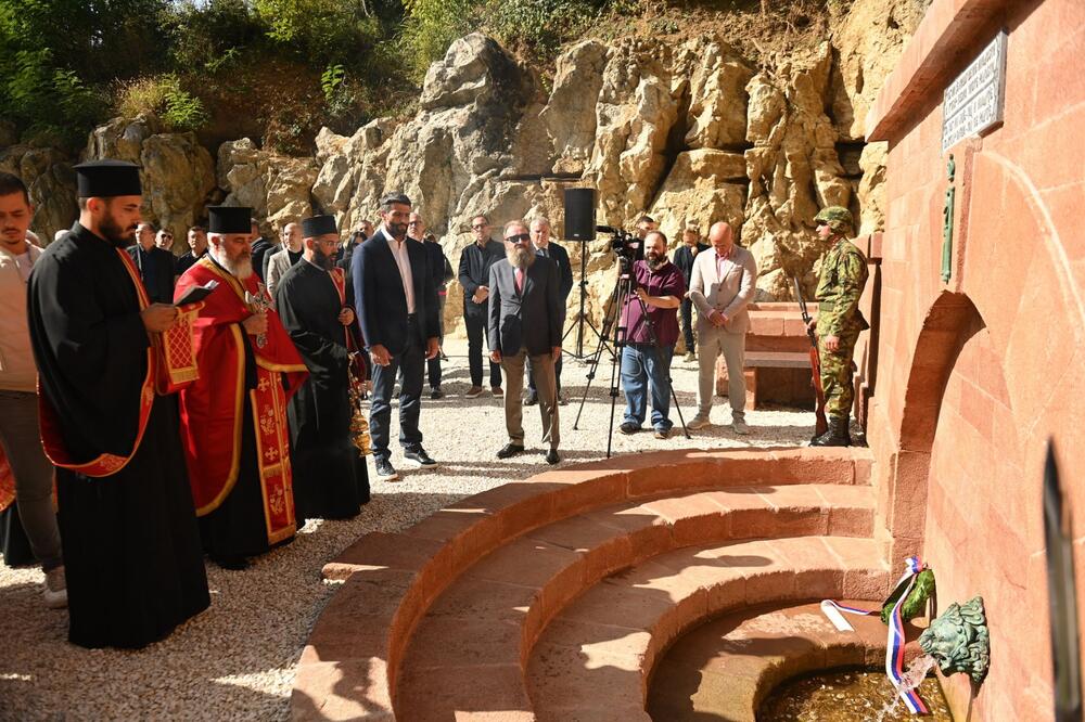 OBNOVLJENA "KRALJEVA ČESMA" U LISIČJEM POTOKU: Važan SRPSKI SPOMENIK dobio dostojanstven izgled! (FOTO)