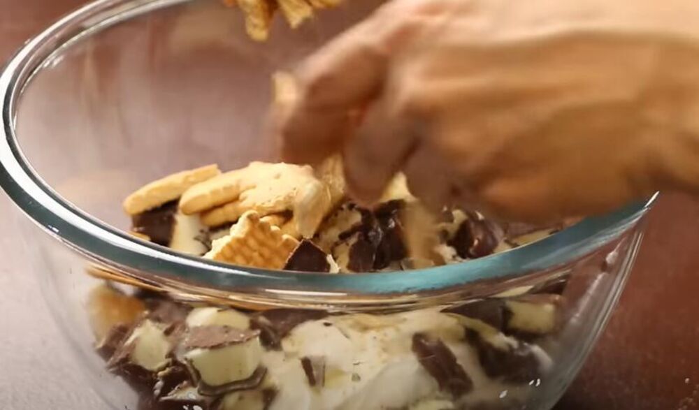 Keks i krem bananice u činiji