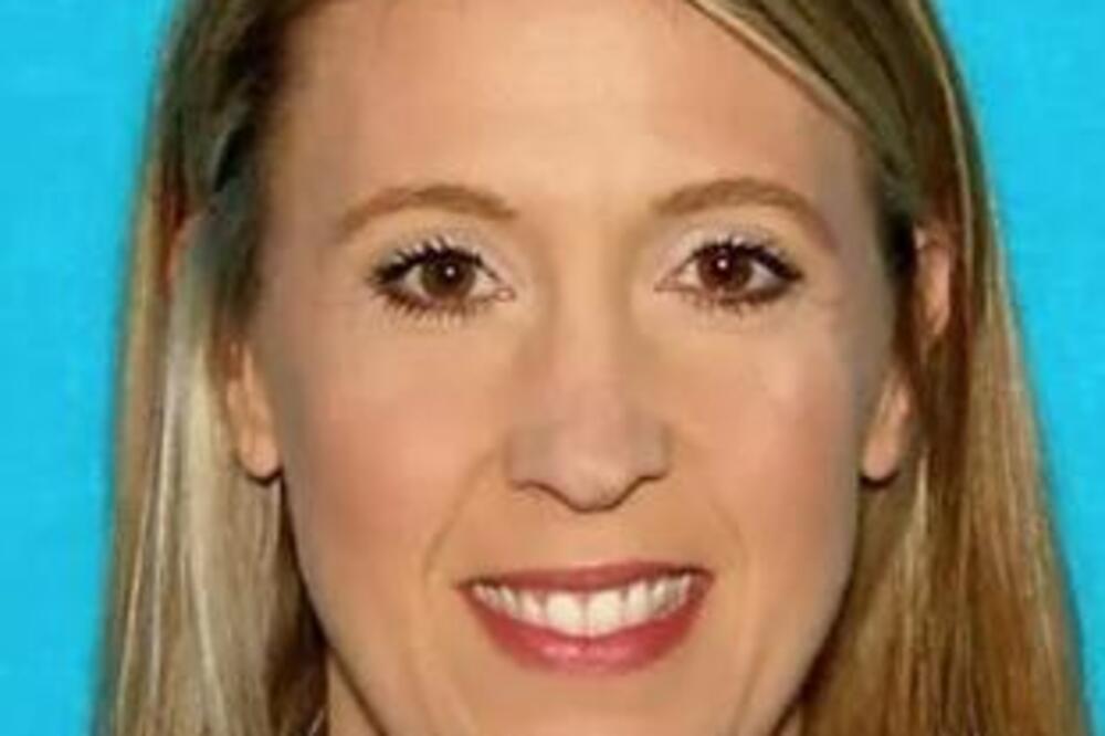 POHOTNA NASTAVNICA UHVAĆENA NA DELU SA UČENIKOM: Policija gledala šta rade na ZADNJEM SEDIŠTU, zatekli ih u...